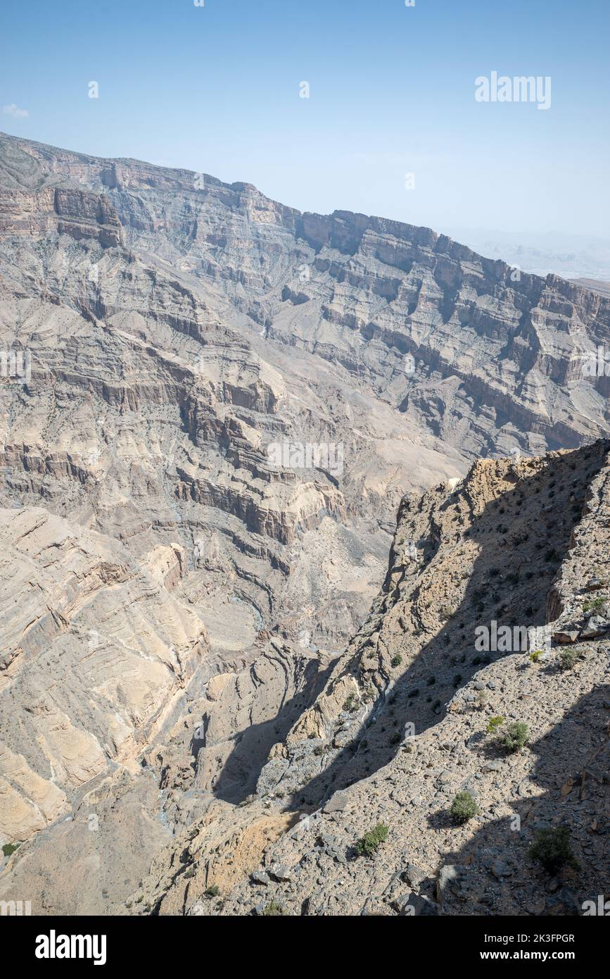 Blick vom Balkon über Wadi Nakhar, Jebel Shams Mountain in Oman Stockfoto