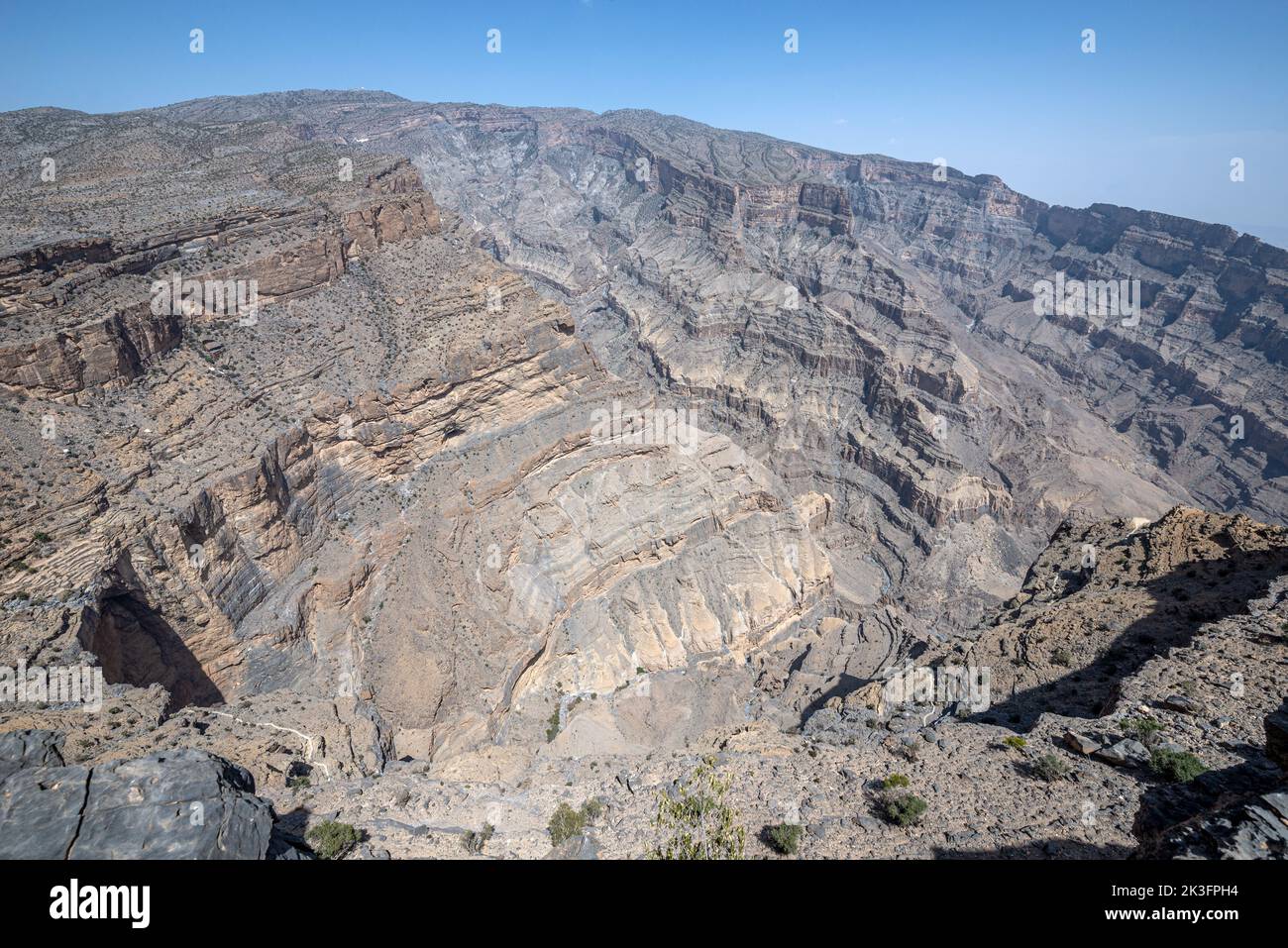 Blick vom Balkon über Wadi Nakhar, Jebel Shams Mountain in Oman Stockfoto