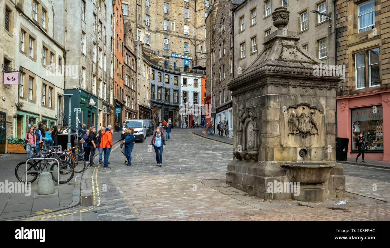 Blick auf den West Bow, der zur Victoria Street, Edinburgh, Schottland, Großbritannien führt. Stockfoto