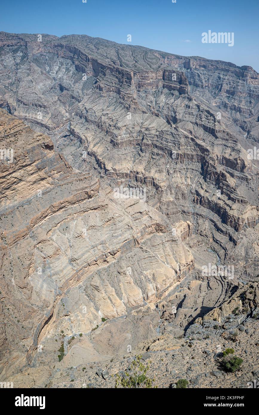 Blick vom Balkon über Wadi Nakhar, Jebel Shams Mountain in Oman Stockfoto