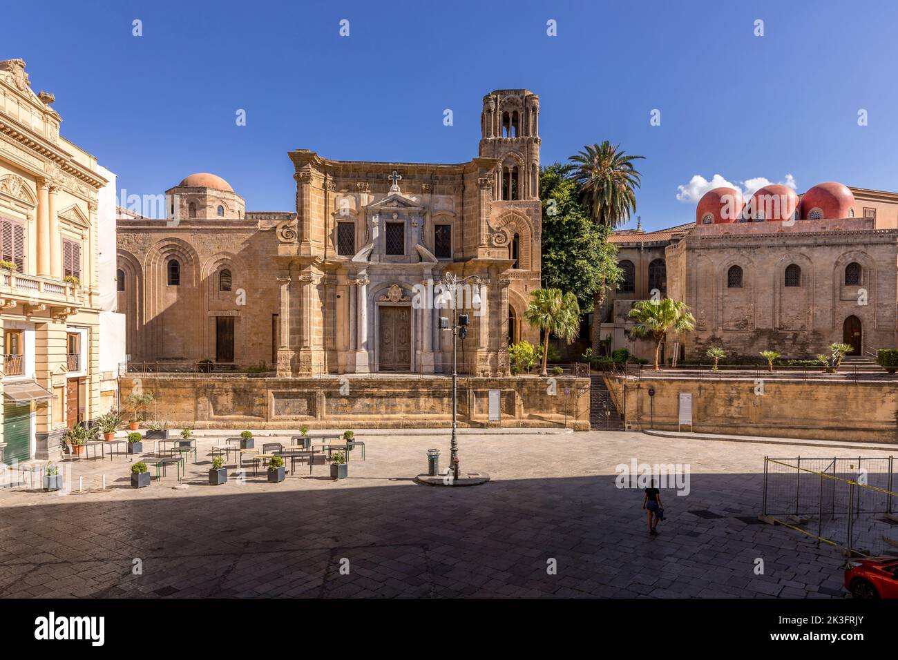 Palermo, Italien - 7. Juli 2020: Blick vom Bellini-Platz, die Kirche Santa Maria dell'Ammiraglio, die als Martorana-Kirche bekannt ist, die Kirche von San Ca Stockfoto