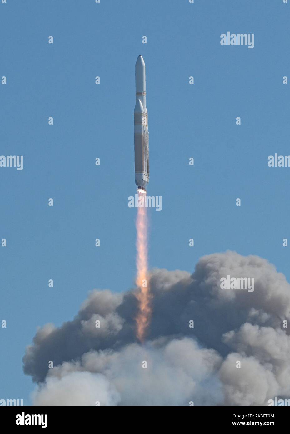 Eine Delta IV Heavy Rakete, NROL-91, startet um 3:25 Uhr, PDT, vom Space Launch Complex-6 auf der Vandenberg Space Force Base, Kalifornien, 24. September 2022. Dies ist der letzte Delta IV Heavy, der an der Westküste gestartet wird. (USA Space Force Foto von Airman 1. Class Kadielle Shaw) Stockfoto