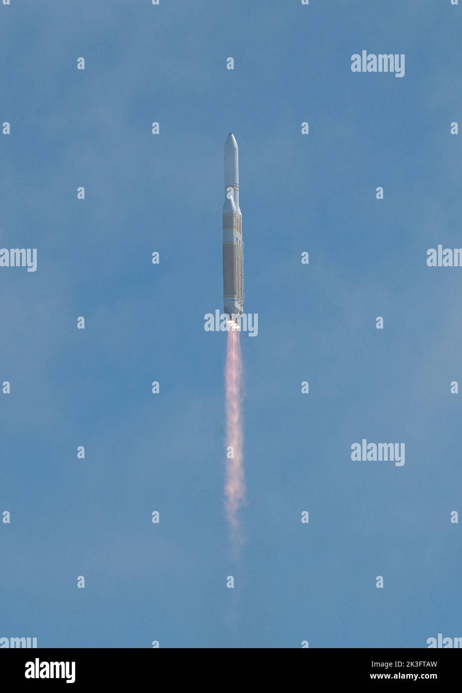 Eine Delta IV Heavy Rakete, NROL-91, startet um 3:25 Uhr, PDT, vom Space Launch Complex-6 auf der Vandenberg Space Force Base, Kalifornien, 24. September 2022. Dies ist der letzte Delta IV Heavy, der an der Westküste gestartet wird. (USA Space Force Foto von Airman 1. Class Kadielle Shaw) Stockfoto