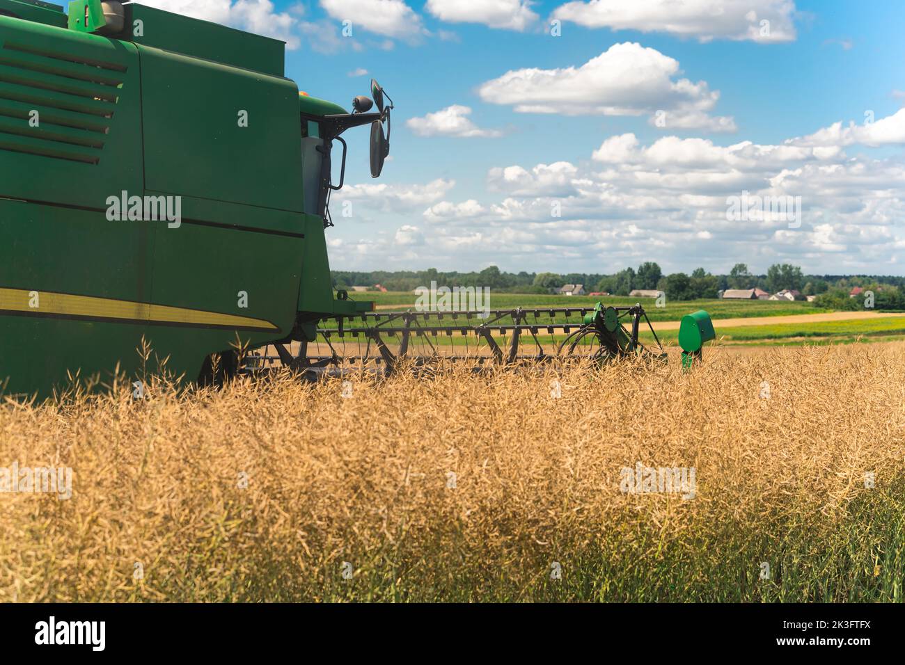 07.28.2022 - Warschau, Polen - Rückansicht des grünen modernen Mähdreschers während der Rapssaison auf dem Feld. Außenaufnahme. Landwirtschaftliche Nutzflächen. Hochwertige Fotos Stockfoto