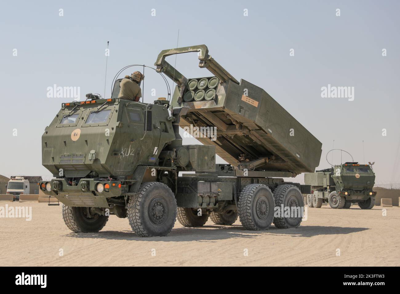 Soldaten von Alpha Battery, 2. Bataillon, 130. Field Artillery Regiment aus der Kansas National Guard trainierten mit ihren High Mobility Artillery Rocket Systems im Camp Arifjan, Kuwait, 20. September 2022. (USA Armeefoto von Sgt. Nichola Ramshaw) Stockfoto