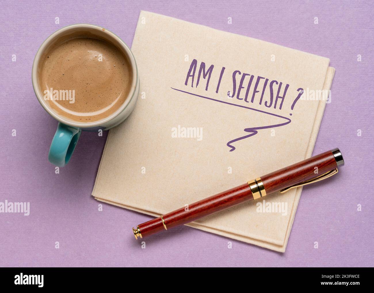 Bin ich egoistisch? Eine Frage handgeschrieben auf einer Serviette, flach lag mit Kaffee. Sorge, Selbstbewusstsein und persönliche Entwicklung. Stockfoto