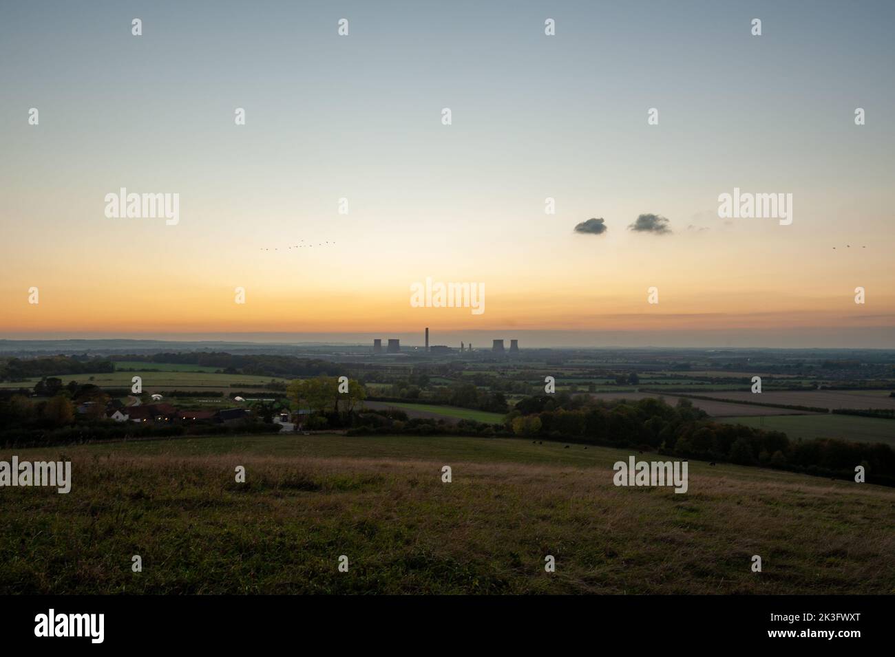 Sonnenuntergang auf Wittenham Klumpen, mit dem alten Didcot Kraftwerk in der Ferne. 15.. Oktober 2011. Stockfoto