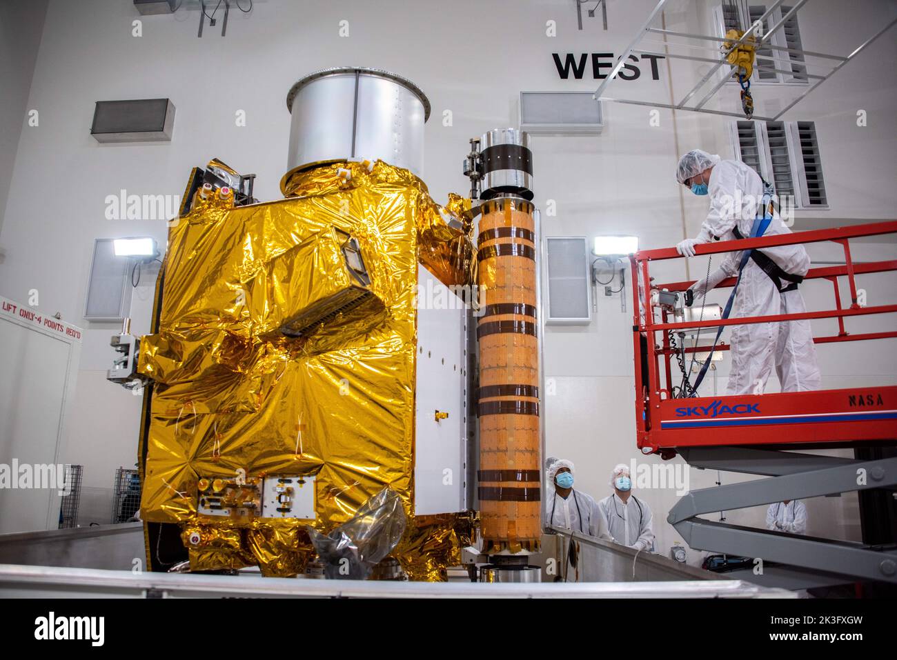 25. September 2022; Vandenberg, USA: DATEI: Techniker bereiten sich darauf vor, das NASA-Raumschiff DART (Double-Steroid-Redirection-Test) nach seiner Ankunft am 4. Oktober 2021 auf einem Arbeitsstand in der Astrotech Space Operations Facility auf der Vandenberg Space Force Base in Kalifornien zu transportieren. Sobald das Raumschiff auf seinem Stand befestigt ist, wird es einer Reihe von Tests und Checkouts unterzogen, um zu bestätigen, dass es startbereit ist. DART ist die erste Mission, um Technologien zur Verhinderung eines Einschlags der Erde durch einen gefährlichen Planeten zu testen. Die Mission soll am 23. November 2021 an Bord einer SpaceX Falcon 9 gestartet werden Stockfoto