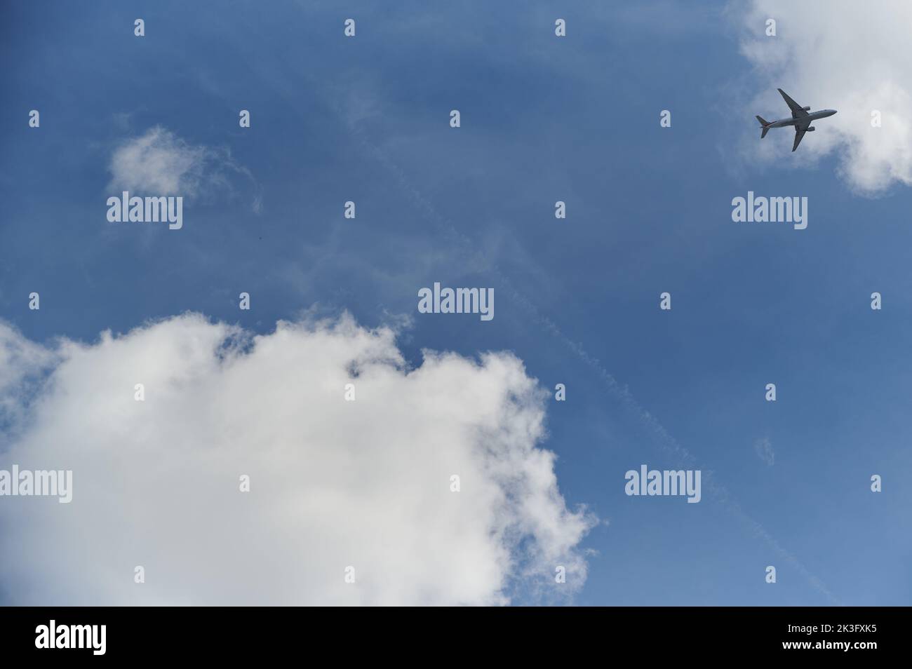 Blick auf die vorbeifliegenden Flugzeuge mit blauem Himmel und Wolken Stockfoto Blick auf die vorbeifliegenden Flugzeuge mit blauem Himmel und Wolken Stockfoto