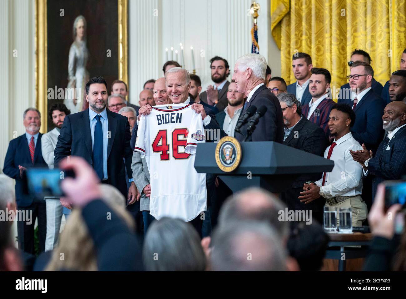 Washington, Usa. 26. September 2022. US-Präsident Joe Biden, hält ein Trikot, das ihm während einer Veranstaltung zu Ehren des Major League-Baseballweltmeisterin Atlanta Braves 2021 im East Room des Weißen Hauses, 26. September 2022, in Washington, DC, verliehen wurde.Quelle: Adam Schultz/White House Foto/Alamy Live News Stockfoto