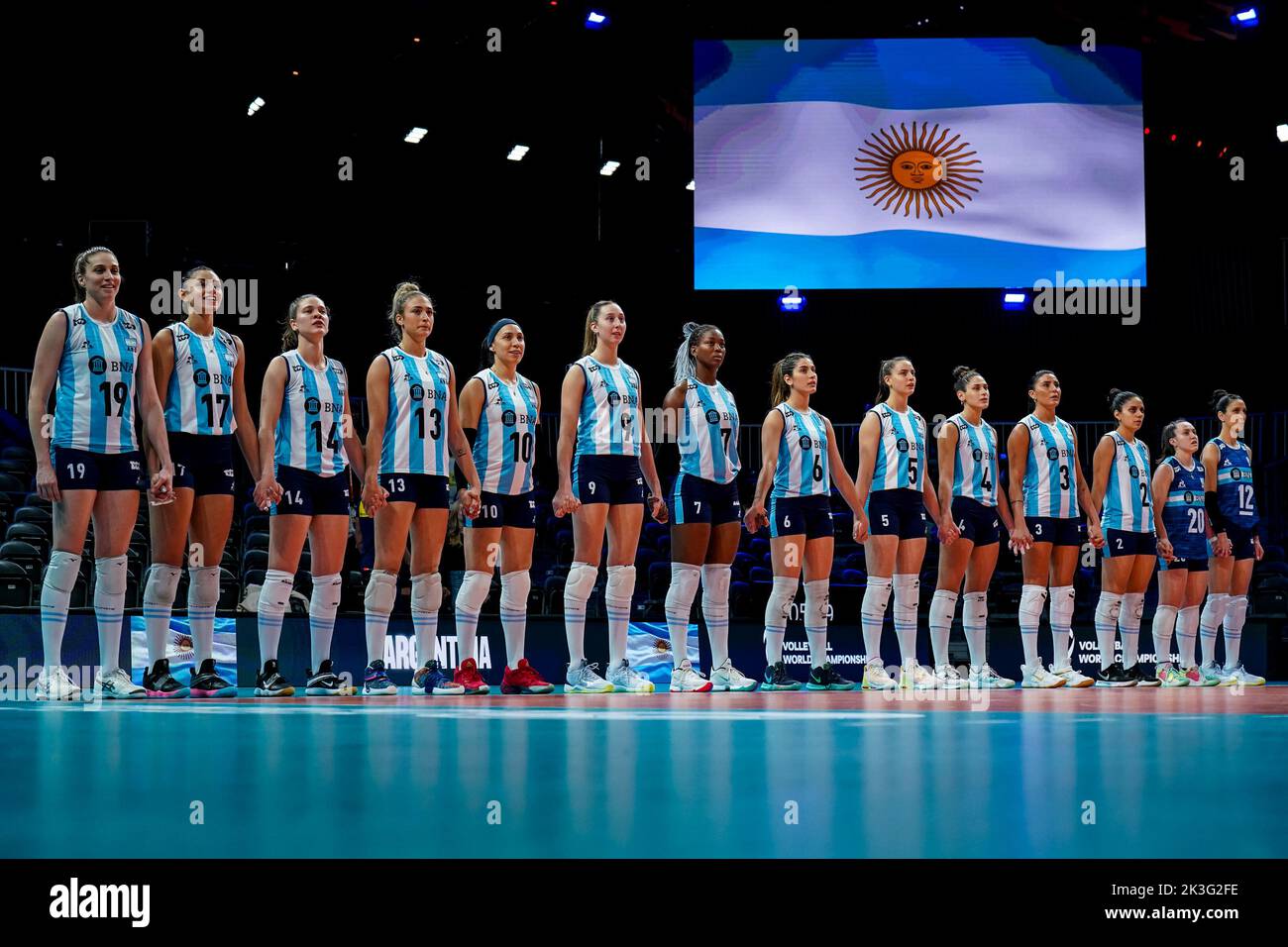 ARNHEM, NIEDERLANDE - 26. SEPTEMBER: Brenda Graff aus Argentinien, Candelaria Lucia Herrera aus Argentinien, Victoria Mayer aus Argentinien, Bianca Farriol aus Argentinien, Emilce Sosa aus Argentinien, Bianca Cugno aus Argentinien, Erika Mercado aus Argentinien, Lucia Verdier aus Argentinien, Candela Sol Salinas aus Argentinien, Daniela Bulaich aus Argentinien, Paula Yamila Nizetich aus Argentinien, Sabrina Soledad Germanier aus Argentinien, Maria Agostina Pelozo aus Argentinien und Tatiana Soledad Rizzo aus Argentinien stellen sich während des Pool D Phase 1-Spiels zwischen Brasilien und Argentinien am 4. Tag der FIVB Vol Stockfoto