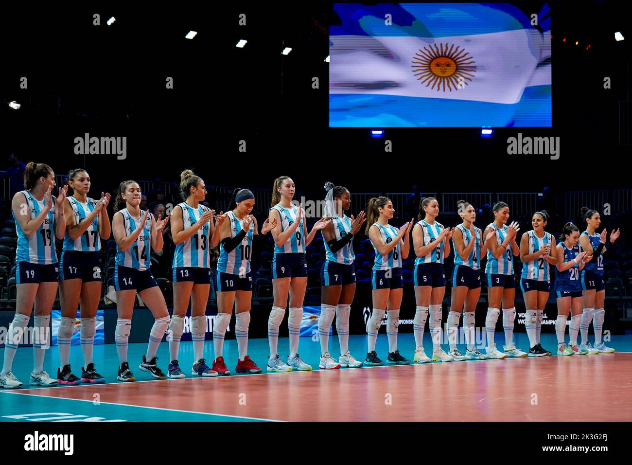 ARNHEM, NIEDERLANDE - 26. SEPTEMBER: Brenda Graff aus Argentinien, Candelaria Lucia Herrera aus Argentinien, Victoria Mayer aus Argentinien, Bianca Farriol aus Argentinien, Emilce Sosa aus Argentinien, Bianca Cugno aus Argentinien, Erika Mercado aus Argentinien, Lucia Verdier aus Argentinien, Candela Sol Salinas aus Argentinien, Daniela Bulaich aus Argentinien, Paula Yamila Nizetich aus Argentinien, Sabrina Soledad Germanier aus Argentinien, Maria Agostina Pelozo aus Argentinien und Tatiana Soledad Rizzo aus Argentinien stellen sich während des Pool D Phase 1-Spiels zwischen Brasilien und Argentinien am 4. Tag der FIVB Vol Stockfoto