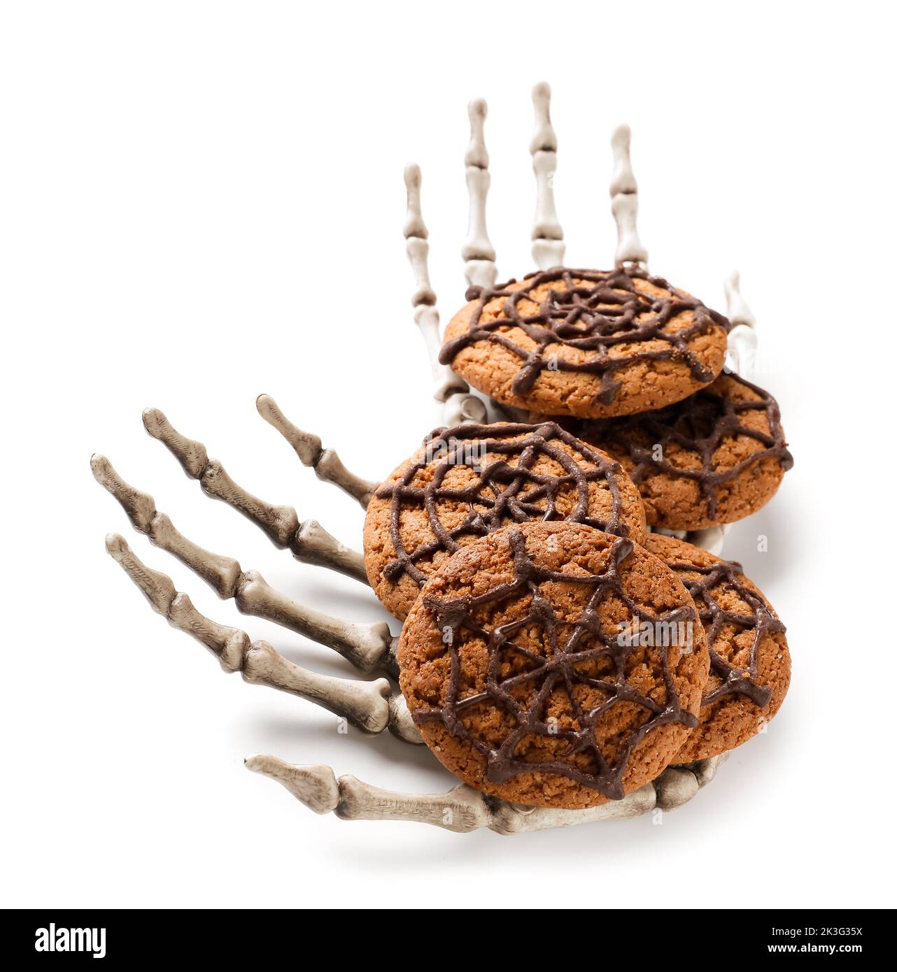 Halloween Spinnennetz Cookies und Skelett Hände auf weißem Hintergrund Stockfoto