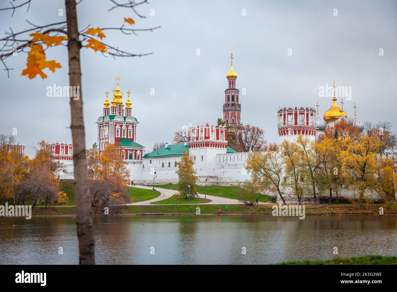 Nowodewitschij Kloster und See in Moskau im Herbst, Russland Stockfoto