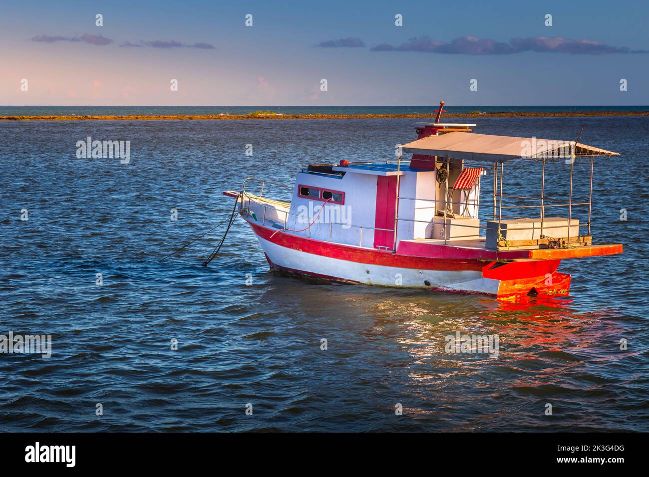 Porto Seguro Strand bei Sonnenuntergang mit Fischerboot-Trawler in BAHIA, Brasilien Stockfoto