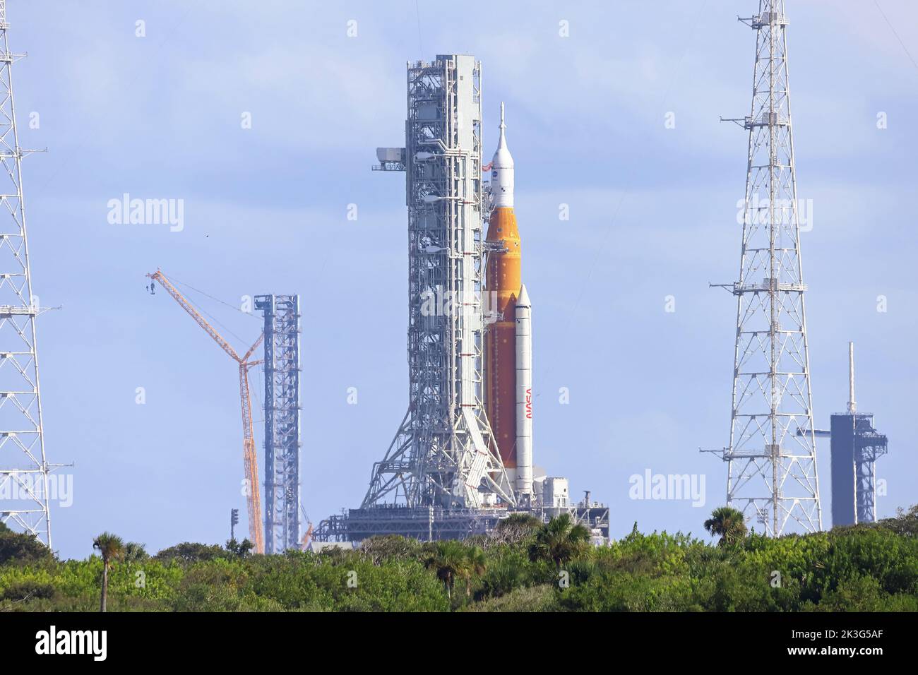 NASA-Artemis-Rakete (Space Launch System) auf dem Startfeld Stockfoto