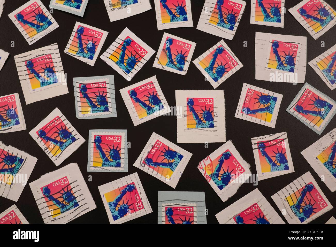 Alte Briefmarken der Vereinigten Staaten zum Gedenken an die Freiheitsstatue auf schwarzem Hintergrund. Stockfoto