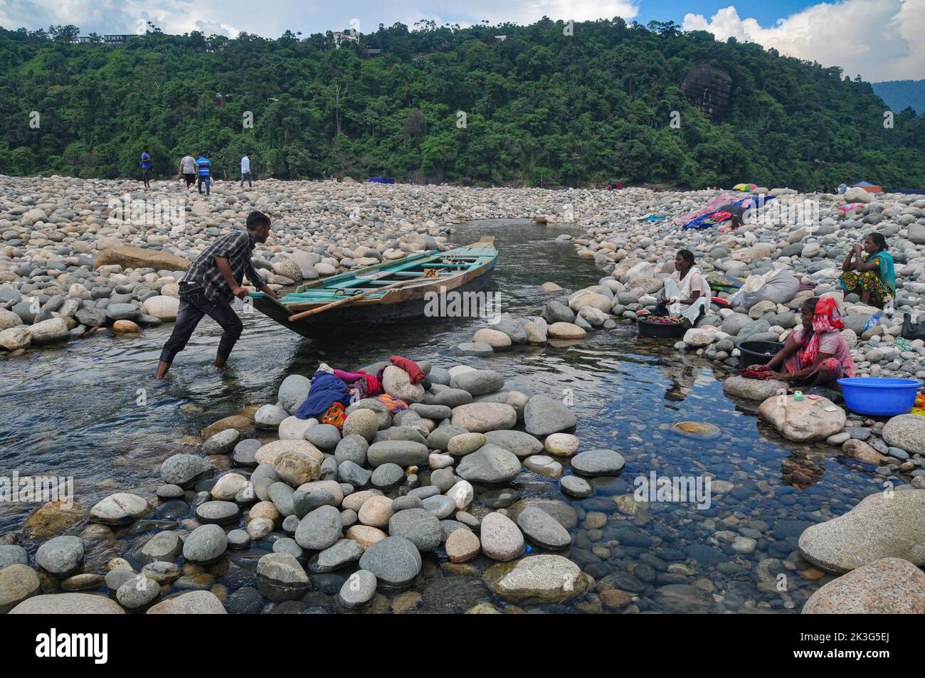 Sylhet, Bangladesch. 26. September 2022. Das Boot des Matrosen steckt im Pian River von Jaflong, umgeben von felsigen Hügeln in Sylhet, Bangladesch. Nach der Corona-Epidemie versucht die Tourismusindustrie von Bangladesch, sich wieder umzukehren. Der Touristenort Jaflong liegt am Ufer des Flusses Pyin an der Grenze zwischen Meghalaya und Bangladesch und ist der beliebteste Touristenort unter anderen Touristenorten in Bangladesch. Am 26. September 2022 in Sylhet, Bangladesch. (Bild: © MD Rafayat Haque Khan Eyepix G/eyepix über ZUMA Press Wire) Stockfoto