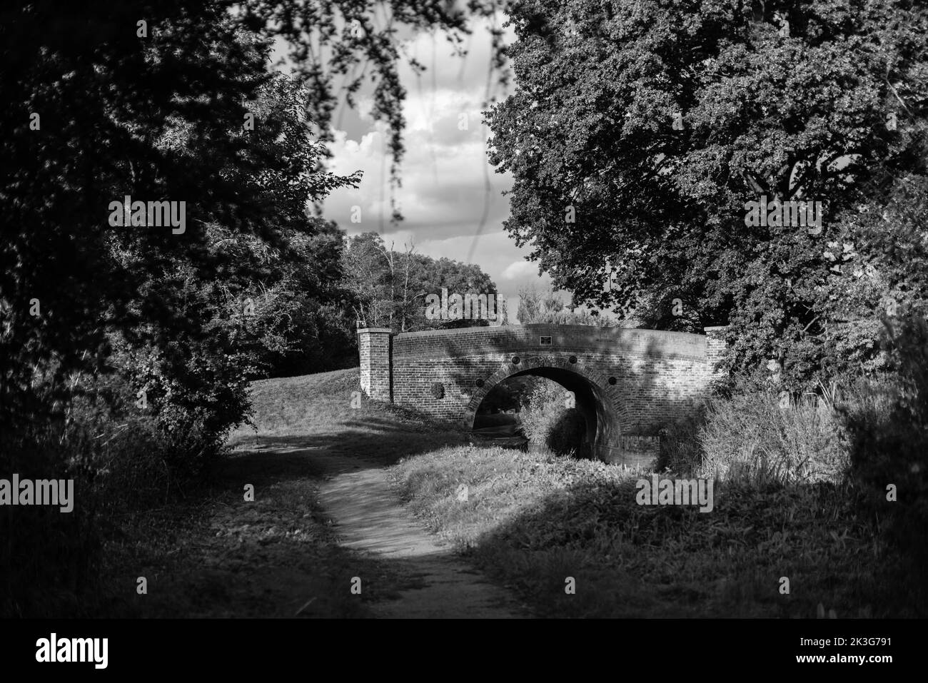Rote Backsteinbrücke auf dem alten Kanal zwischen Pewsham und Lacock, restauriert von den Wilts. Und Berks. Canal Trust. Herbsttag. Stockfoto