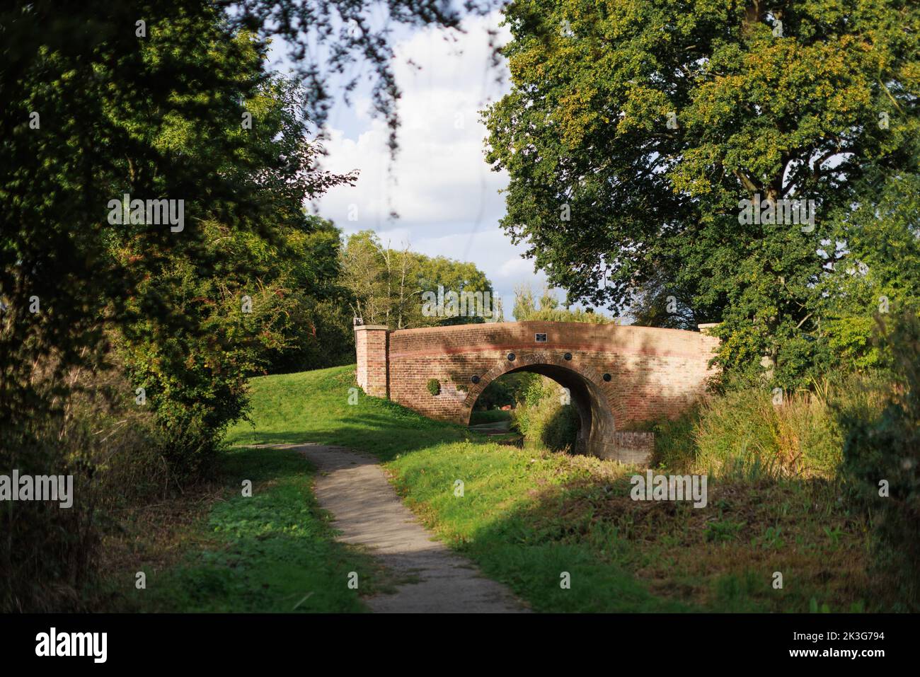 Rote Backsteinbrücke auf dem alten Kanal zwischen Pewsham und Lacock, restauriert von den Wilts. Und Berks. Canal Trust. Herbsttag. Stockfoto