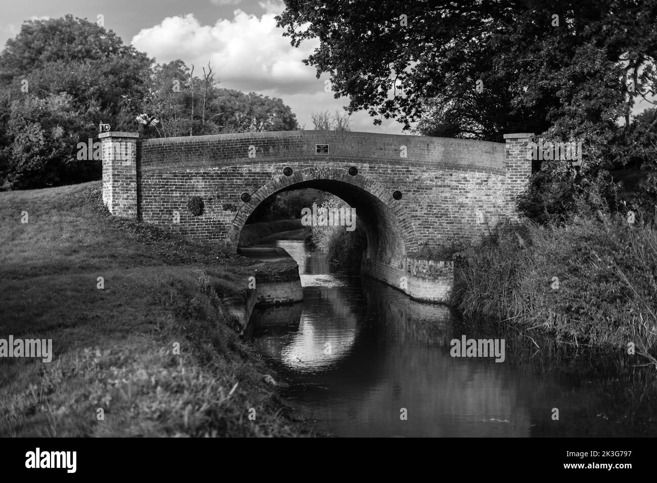 Rote Backsteinbrücke auf dem alten Kanal zwischen Pewsham und Lacock, restauriert von den Wilts. Und Berks. Canal Trust. Herbsttag. Stockfoto