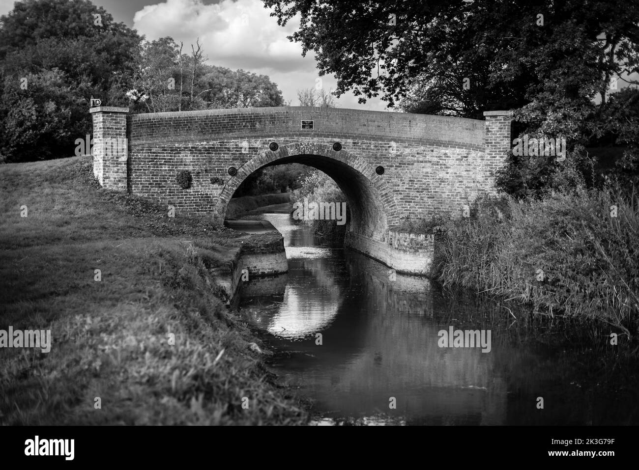 Rote Backsteinbrücke auf dem alten Kanal zwischen Pewsham und Lacock, restauriert von den Wilts. Und Berks. Canal Trust. Herbsttag. Stockfoto