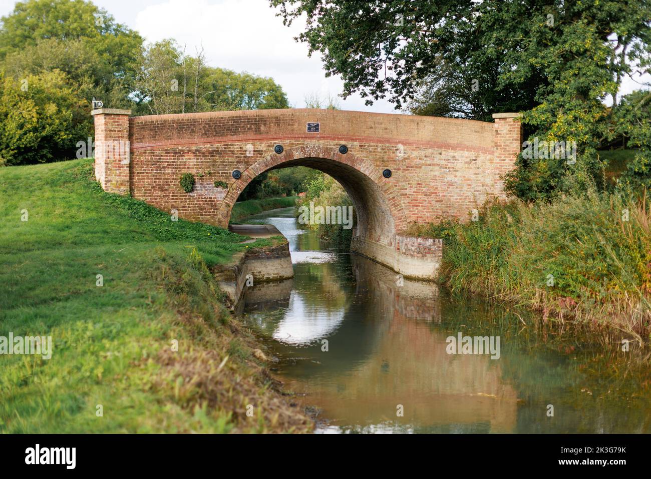 Rote Backsteinbrücke auf dem alten Kanal zwischen Pewsham und Lacock, restauriert von den Wilts. Und Berks. Canal Trust. Herbsttag. Stockfoto