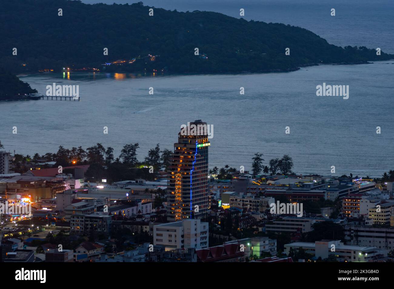 Landschaft von patong Stadt phuket in Sonnenuntergang Abendzeit schönes tropisches Meer Blick aus einem hohen Winkel Stockfoto