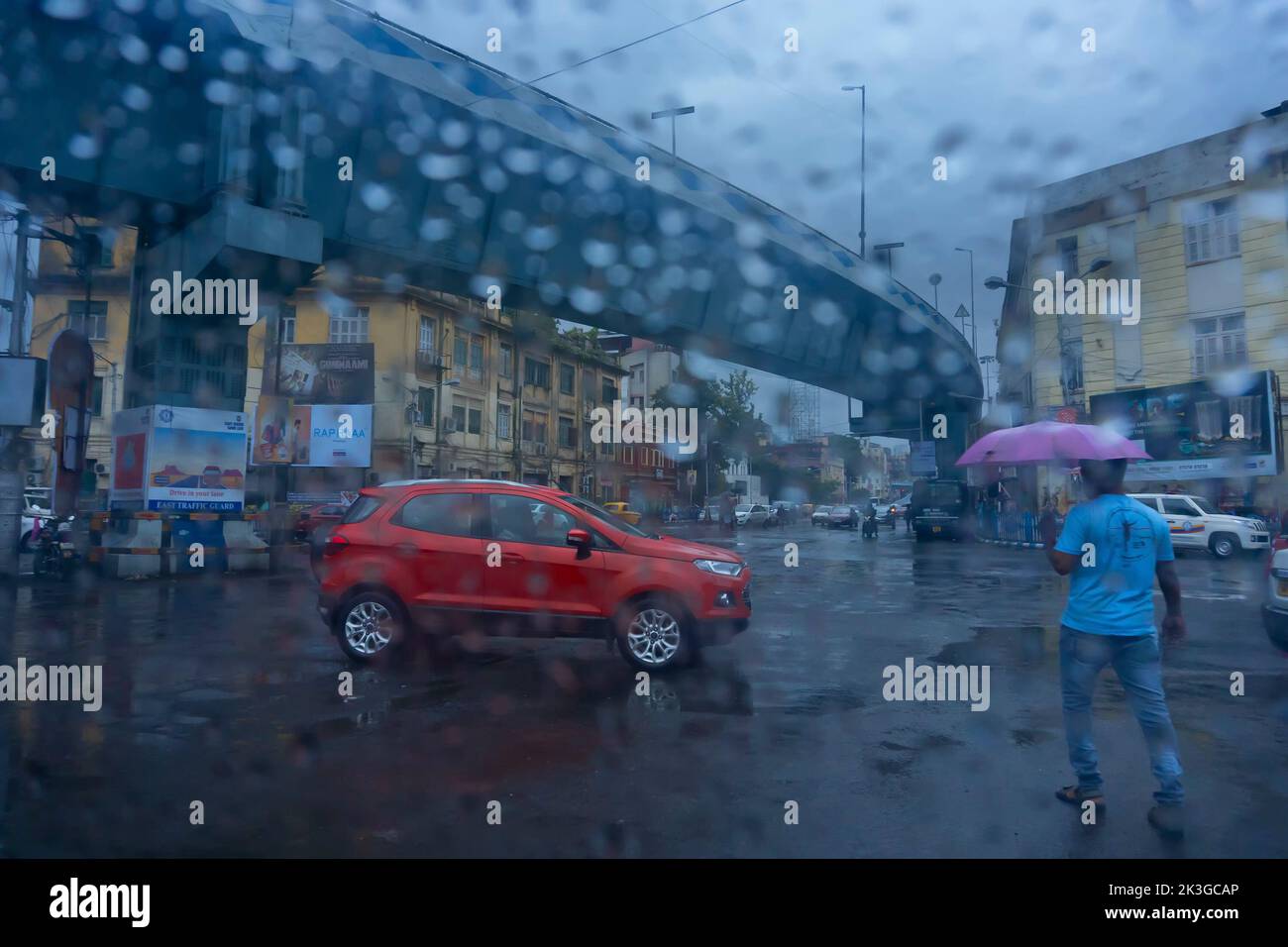 Kalkutta, Westbengalen, Indien - 25.. September 2019 : Aufnahme durch Regentropfen, die auf nasses Glas fallen, abstrakte Verkehrsunschärfen - Monsun Stock image Stockfoto