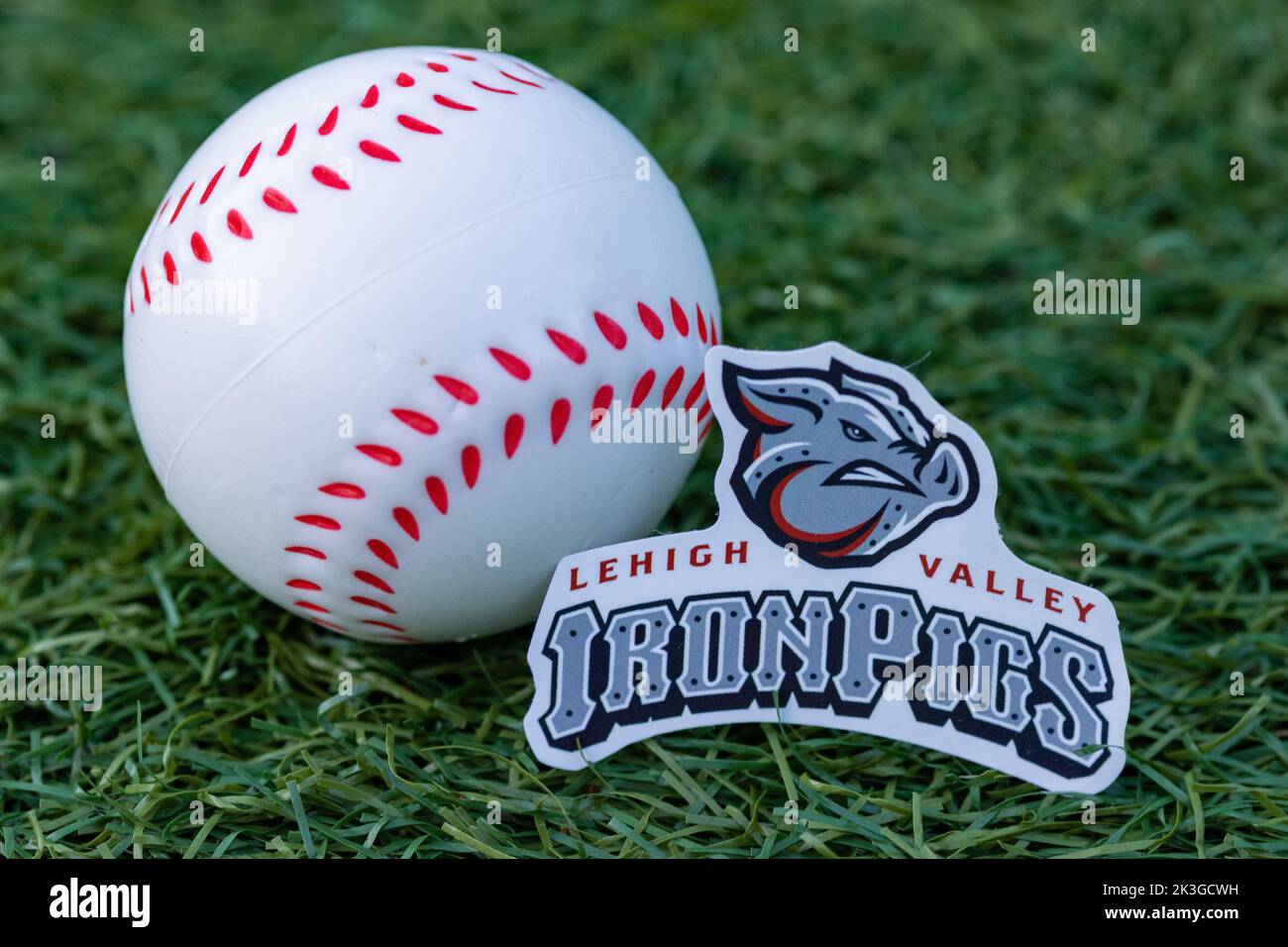 26. September 2022, Cooperstown, New York. Das Emblem des Lehigh Valley IronPigs Baseballclubs und eines Baseballs. Stockfoto
