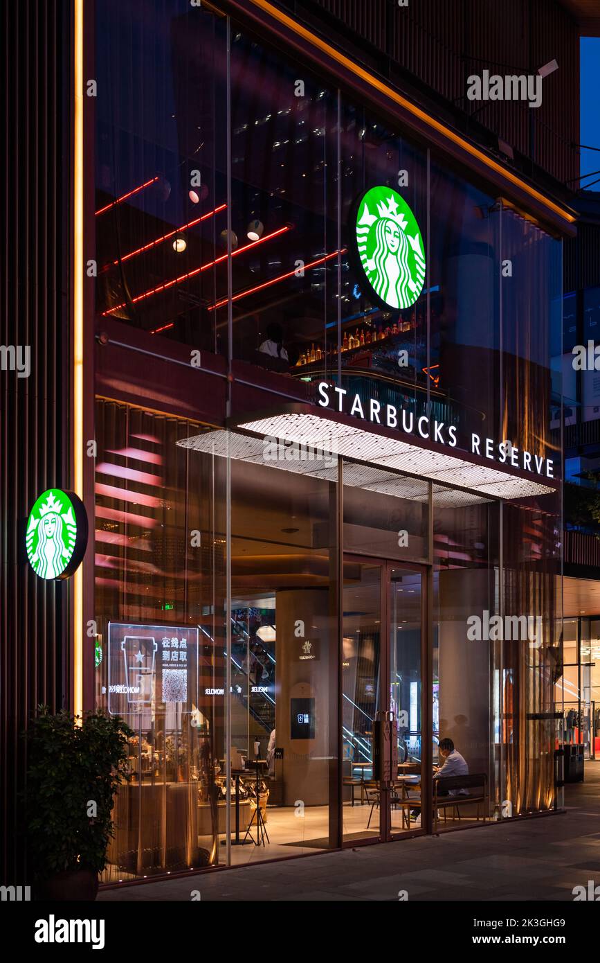 Starbucks Café-Fassade in der Nacht in Chengdu Stockfoto