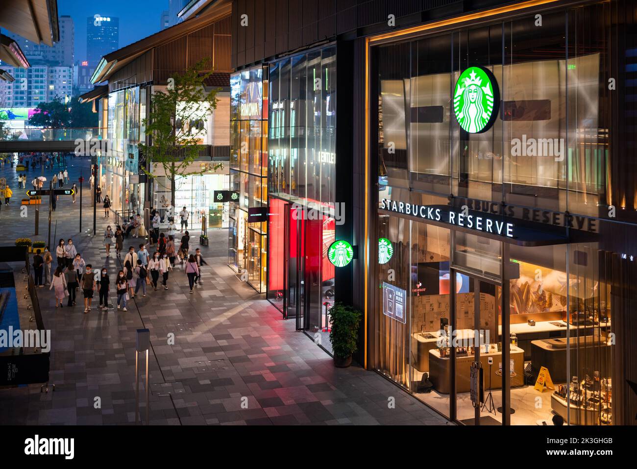 Starbucks Café-Fassade in der Nacht in Chengdu Stockfoto