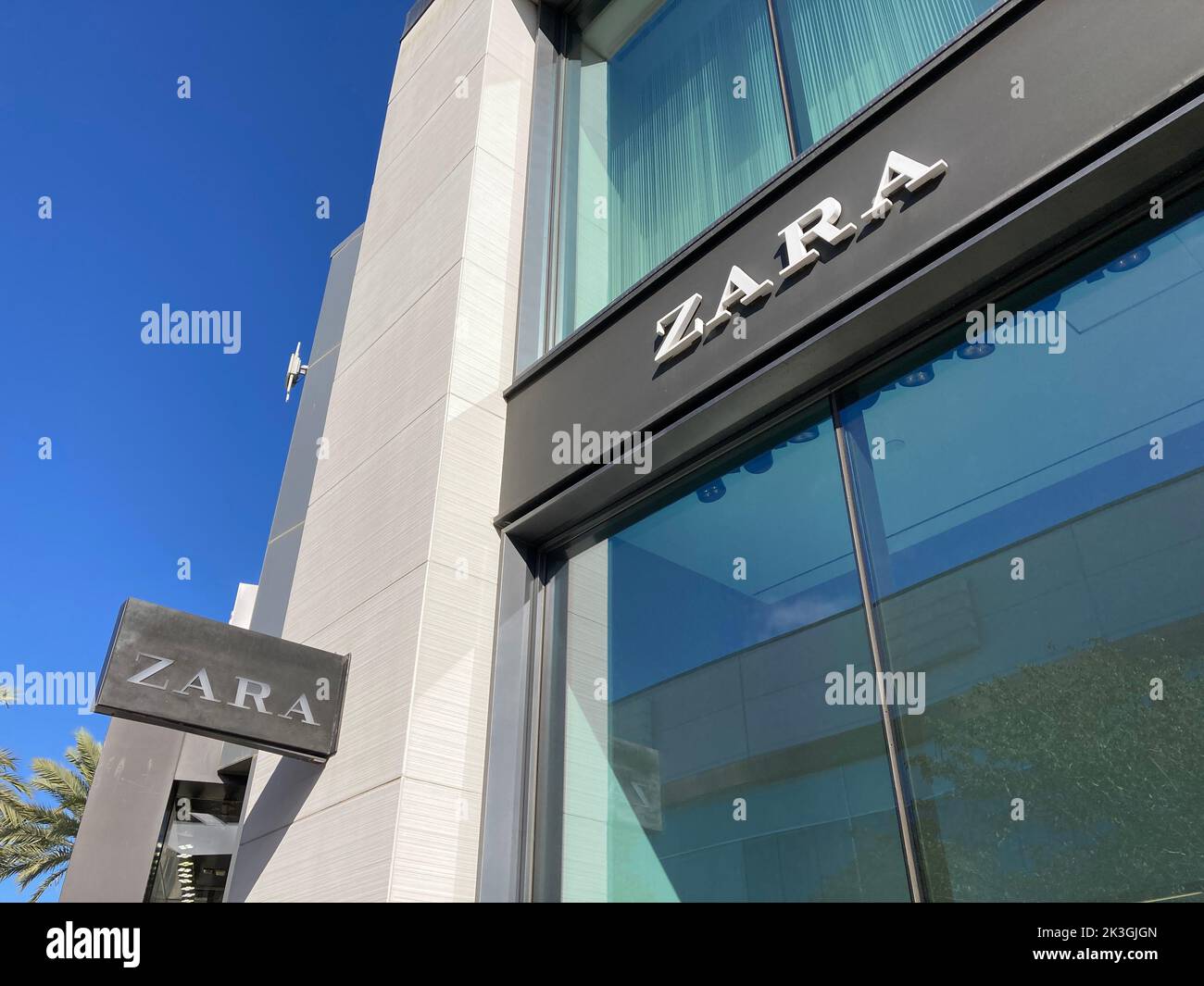 Zara-Schild, Logo der Ladenfassade des spanischen Bekleidungseinzelhandels. - San Diego, Kalifornien, USA - 2022 Stockfoto