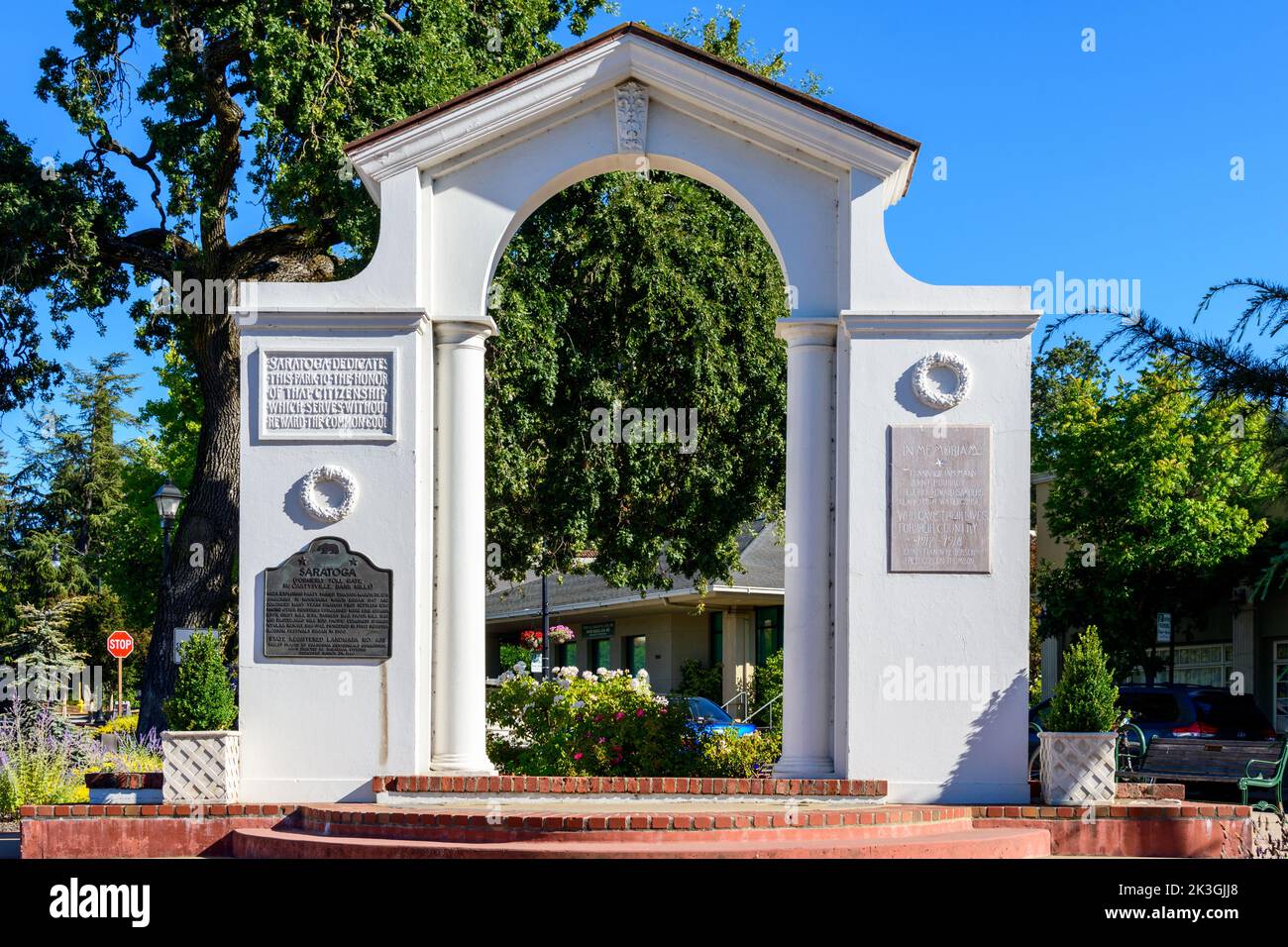 Saratoga Bogen mit einer historischen kalifornischen Wahrzeichen Plakette. - Saratoga, Kalifornien, USA - 2022 Stockfoto