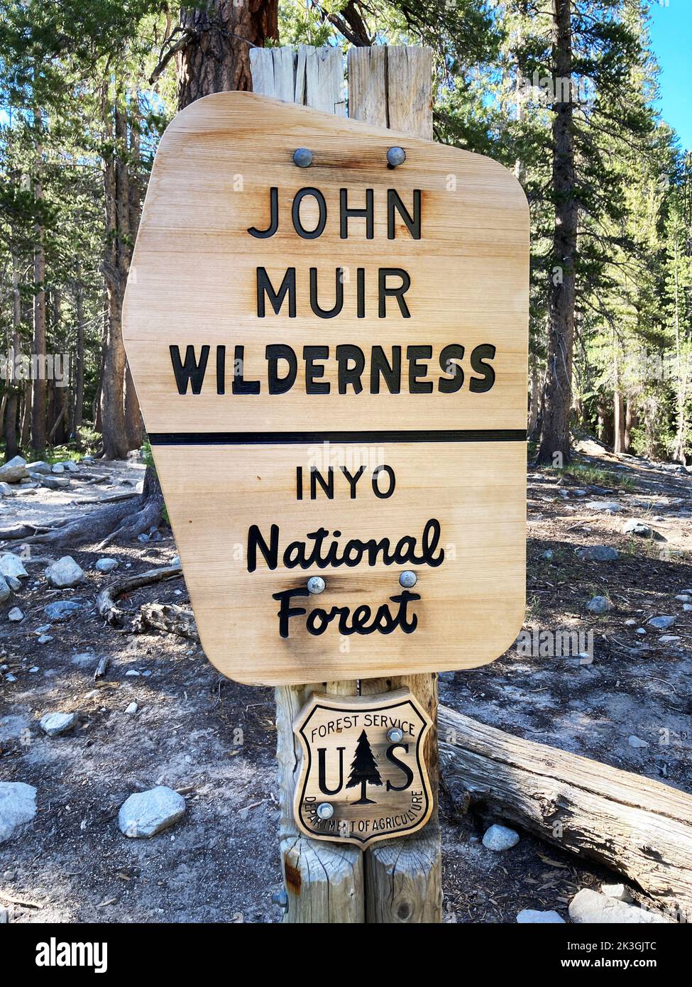 John Muir Wilderness Zeichen auf Wanderweg im Inyo National Forest - Kalifornien, USA - Juli 2022 Stockfoto