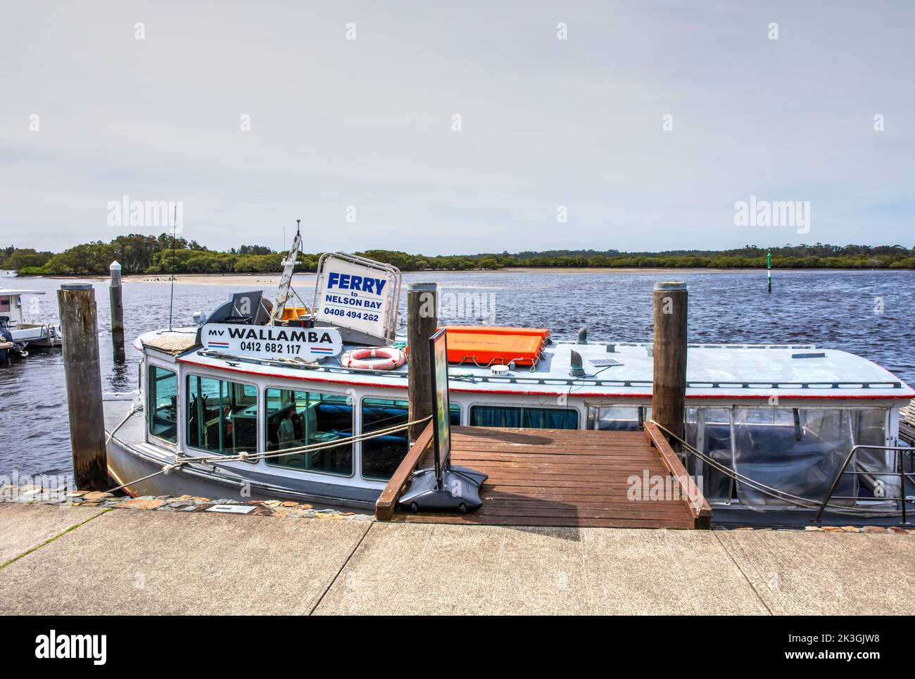 Kleine Fähre auf dem Myall River in Tea Gardens, die von und nach Nelson Bay, Mid North Coast, NSW Australien, fährt. Stockfoto