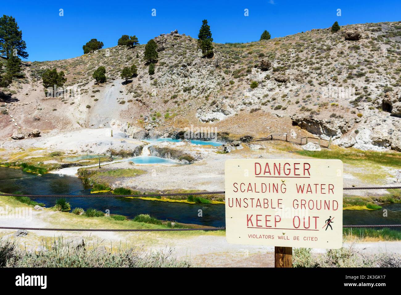 Gefahr, dass Wasser verbrüht, instabiles Bodenwarnschild im Geologischen Gebiet von Hot Creek in der Nähe von Mammoth Lakes California. Stockfoto