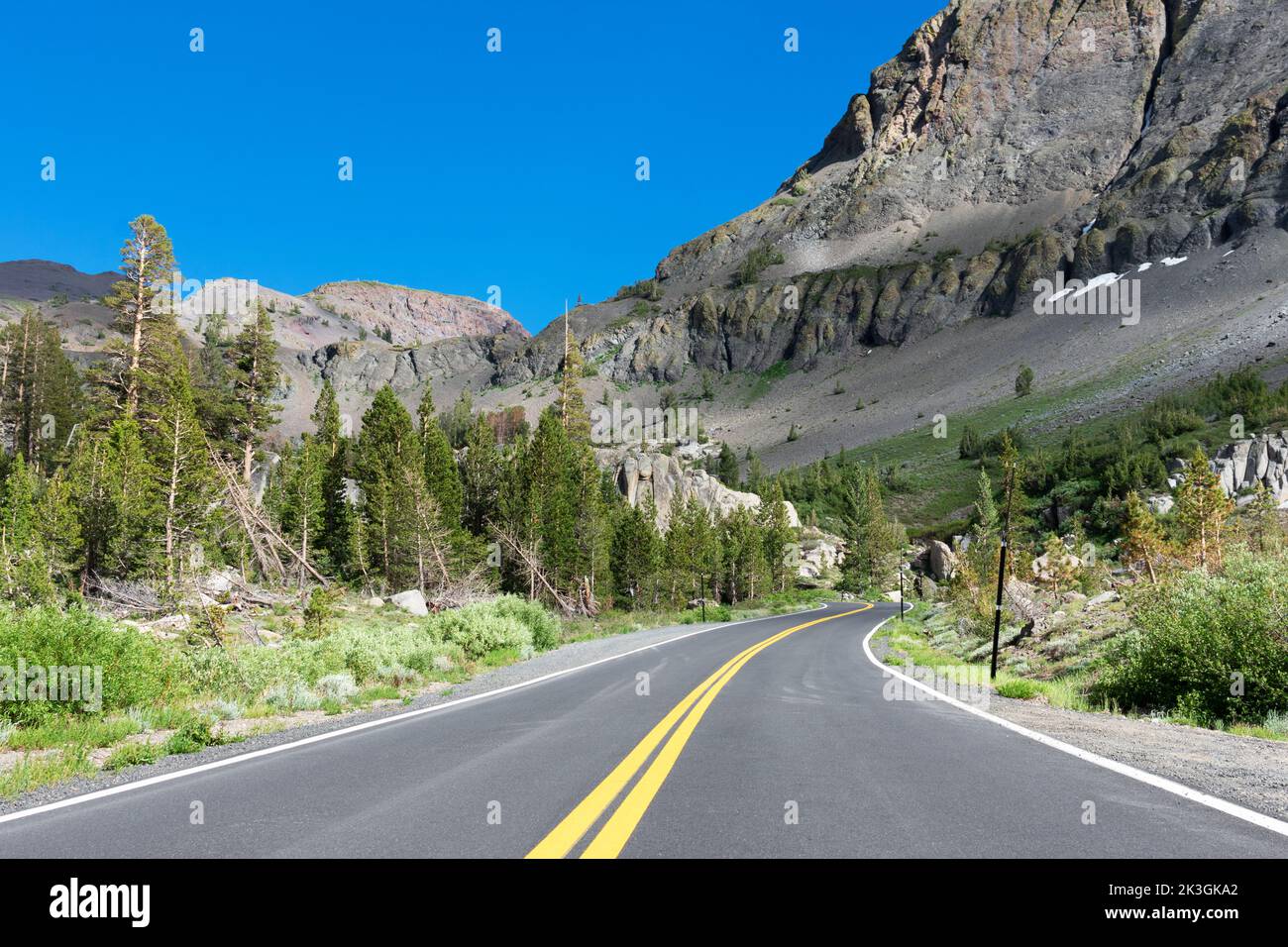 Landschaftlich reizvolle Highway 108 Straße, die an einem sonnigen Sommertag im Sommer in der Nähe des Sonora Passes durch die Berglandschaft der Sierra Nevada führt Stockfoto