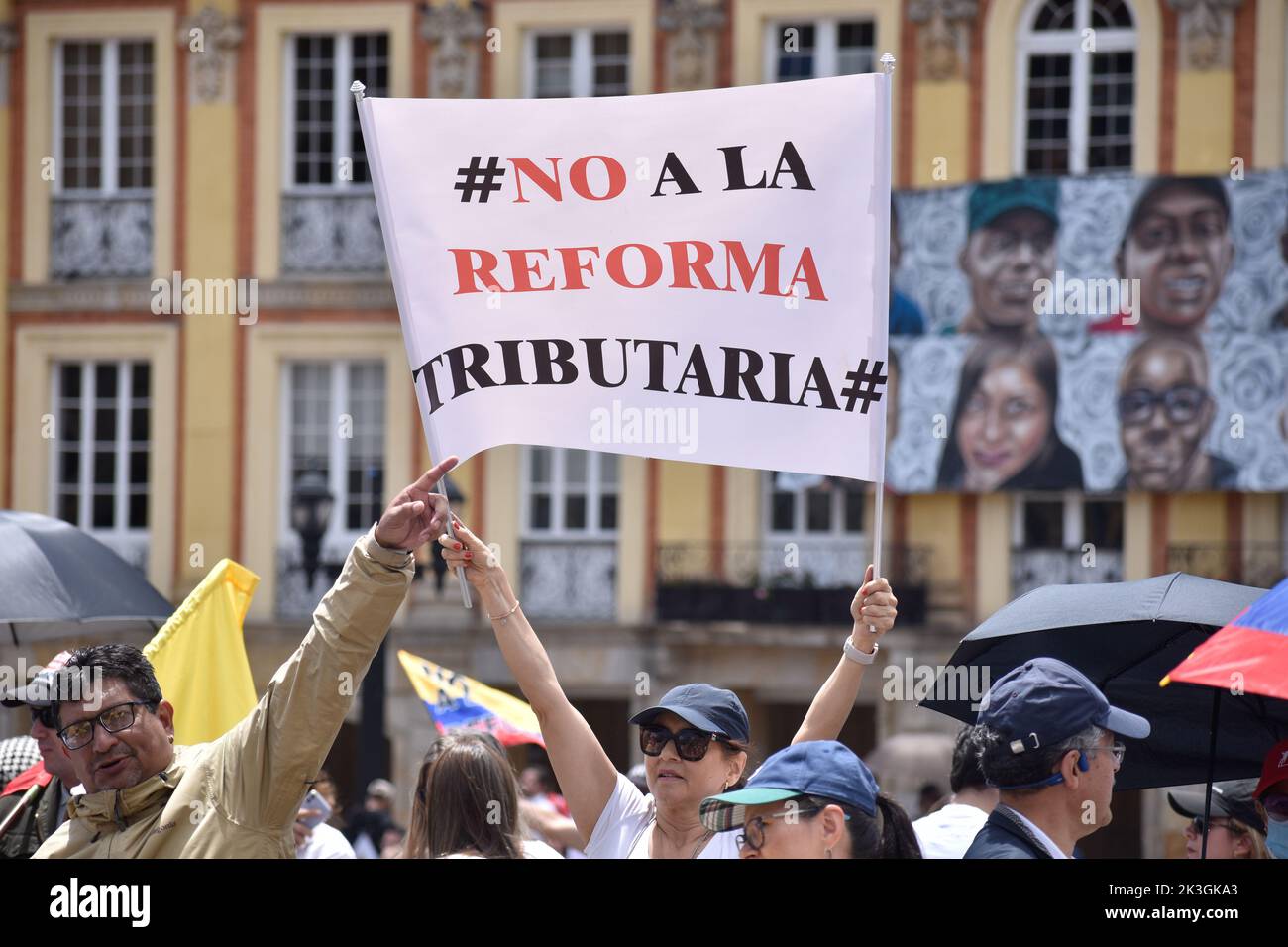 Bogota, Kolumbien, 26. September 2022. Während des ersten regierungsfeindlichen Protestes gegen den linken Präsidenten Gustavo Petro und seine Initiative zur Steuerreform am 26. September 2022 in Bogota, Kolumbien, unterschreiben Demonstranten gegen die Steuerreform. Foto: Cristian Bayona/Long Visual Press Stockfoto