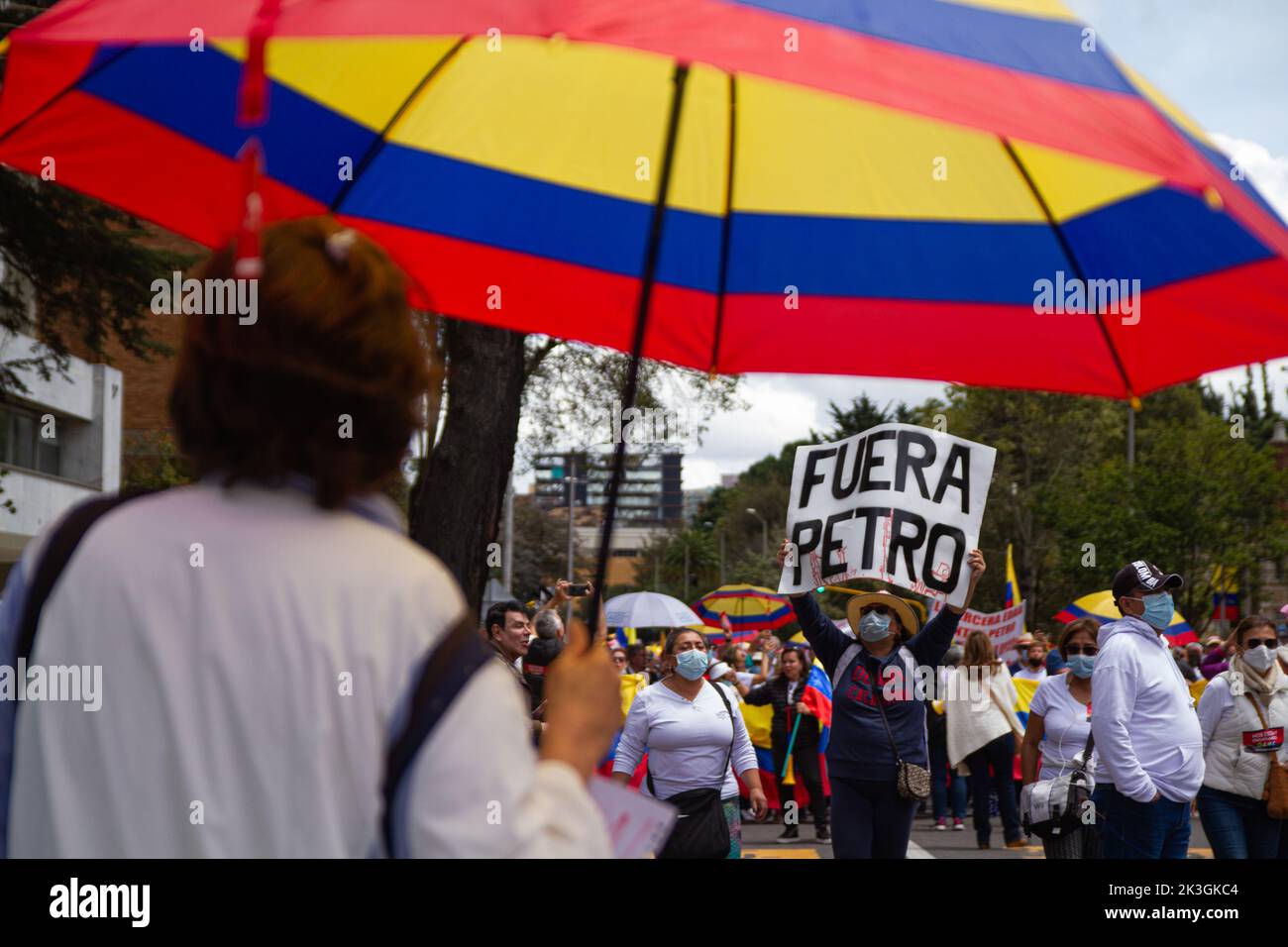 Bogota, Kolumbien, 26. September 2022. Ein Demonstrator hält ein Schild mit der Aufschrift „Petro out“ während des ersten regierungsfeindlichen Protestes gegen den linken Präsidenten Gustavo Petro und seine Initiative zur Steuerreform am 26. September 2022 in Bogota, Kolumbien. Foto: Chepa Beltran/Long Visual Press Stockfoto