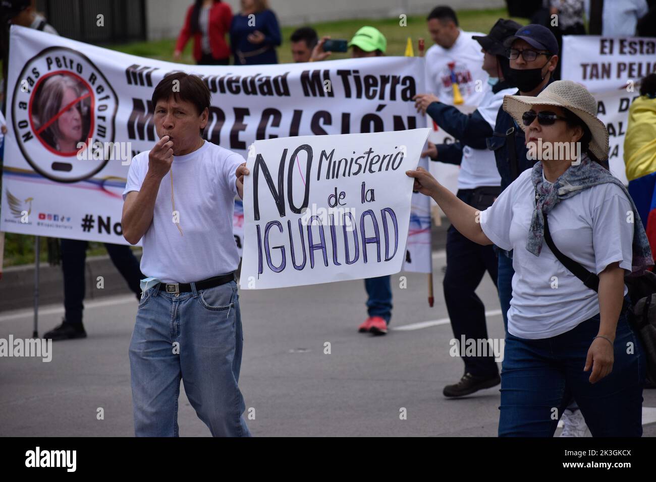 Bogota, Kolumbien, 26. September 2022. Die Demonstranten unterschreiben beim ersten regierungsfeindlichen Protest gegen den linken Präsidenten Gustavo Petro und seine Initiative zur Steuerreform am 26. September 2022 in Bogota, Kolumbien, gegen die Schaffung des Gleichstellungsministeriums. Foto: Cristian Bayona/Long Visual Press Stockfoto