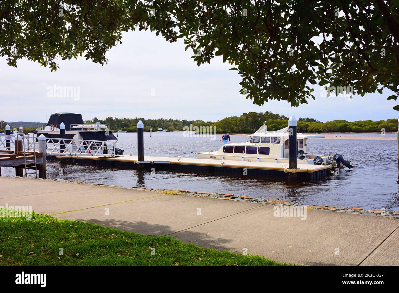 Boote an temporären Anlegestellen auf dem Myall River im Tea Tree NSW Australia. Stockfoto