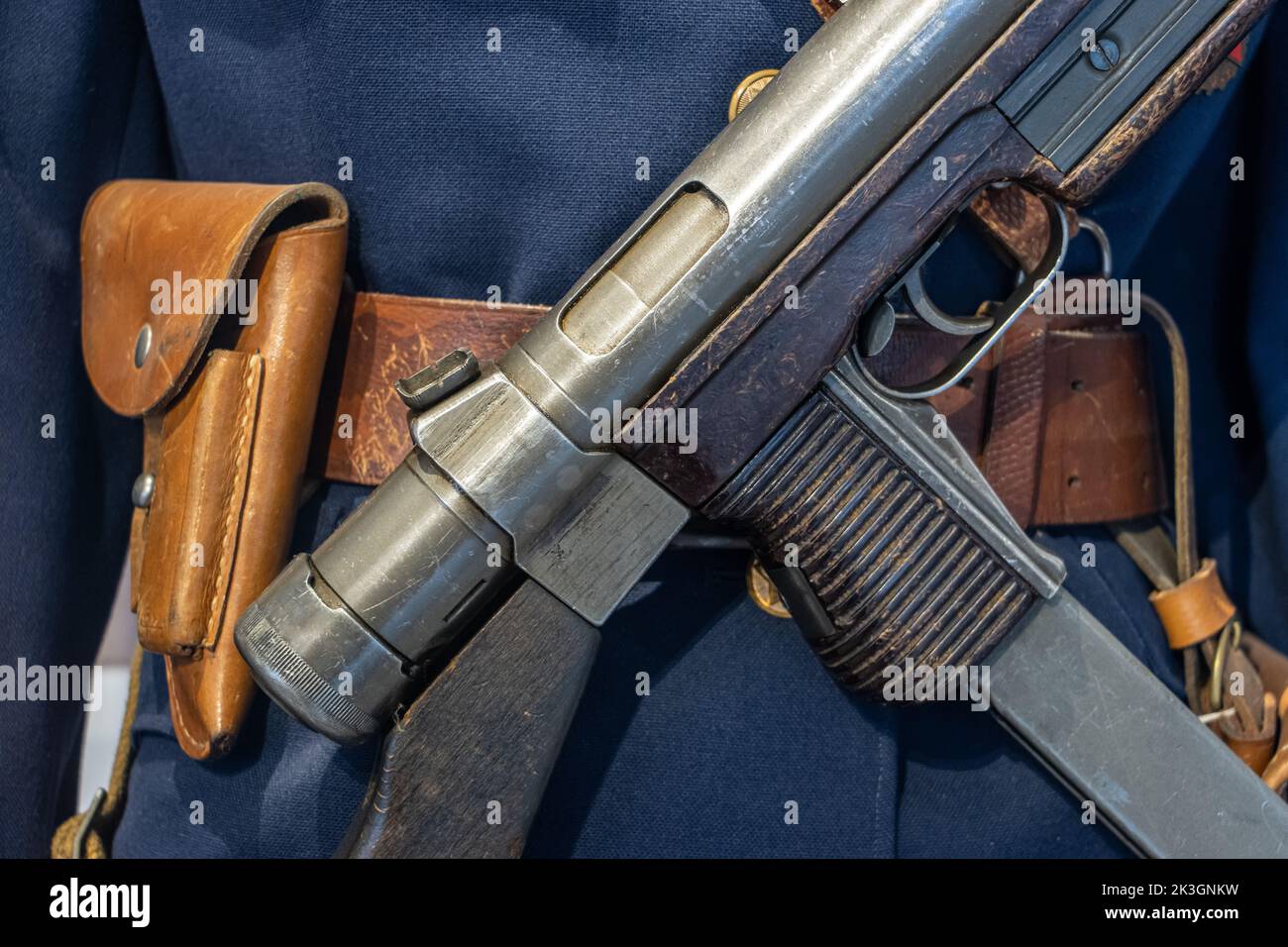 Eine Polizistin in einer historischen Frauenuniform mit einem Maschinengewehr vom Typ 23, Tschechoslowakei Stockfoto