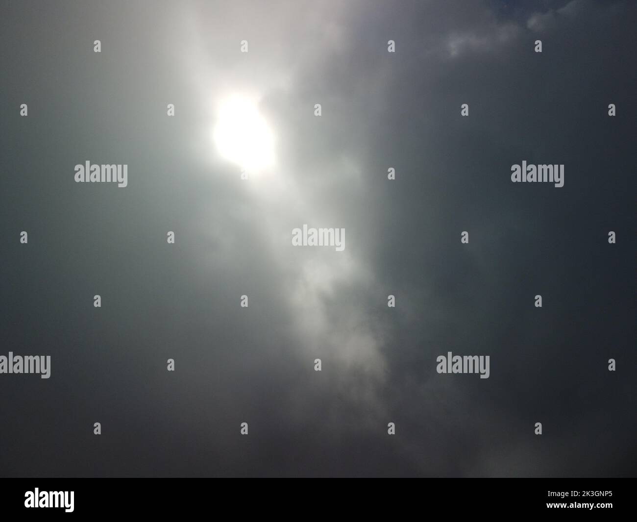 Luftaufnahme. Die Drohne fliegt über neblige und flauschige Wolken. Blauer Himmel Sonne und Meeresnebel. Abstrakte Luft Natur Sommer Ozean Sonnenuntergang Meer und Himmel Hintergrund Stockfoto