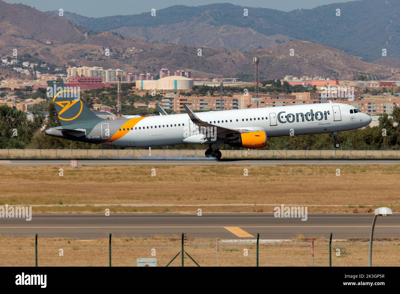 Malaga, Spanien. 21. August 2022. Ein Condor Airbus 321 am Flughafen Malaga Costa del Sol. Condor ist eine deutsche Charterfluggesellschaft, die 1955 gegründet wurde und deren Hauptbasis der Flughafen Frankfurt ist. (Foto: Fabrizio Gandolfo/SOPA Images/Sipa USA) Quelle: SIPA USA/Alamy Live News Stockfoto