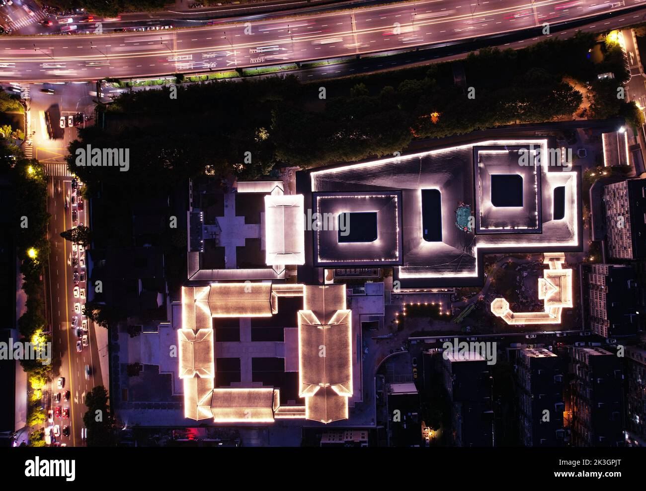HANGZHOU, CHINA - 26. SEPTEMBER 2022 - eine Luftaufnahme des Hangzhou Southern Song Dynasty Museums ist während der Inbetriebnahme der Lichter in Hangz zu sehen Stockfoto