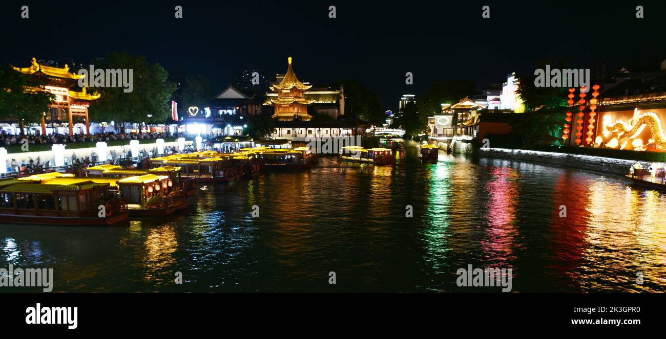 NANJING, CHINA - 2. SEPTEMBER 2022 - das am 2. September 2022 aufgenommene Foto zeigt die malerische Landschaft entlang des Qinhuai-Flusses in Nanjing, dem ostchinesischen Jiangs Stockfoto