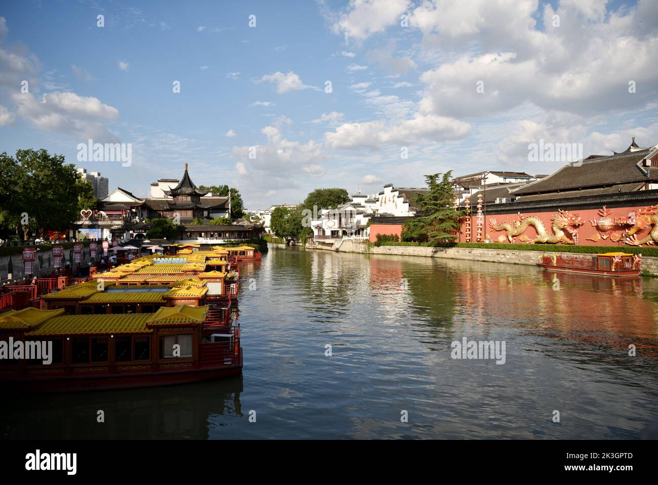 NANJING, CHINA - 2. SEPTEMBER 2022 - das am 2. September 2022 aufgenommene Foto zeigt die malerische Landschaft entlang des Qinhuai-Flusses in Nanjing, dem ostchinesischen Jiangs Stockfoto