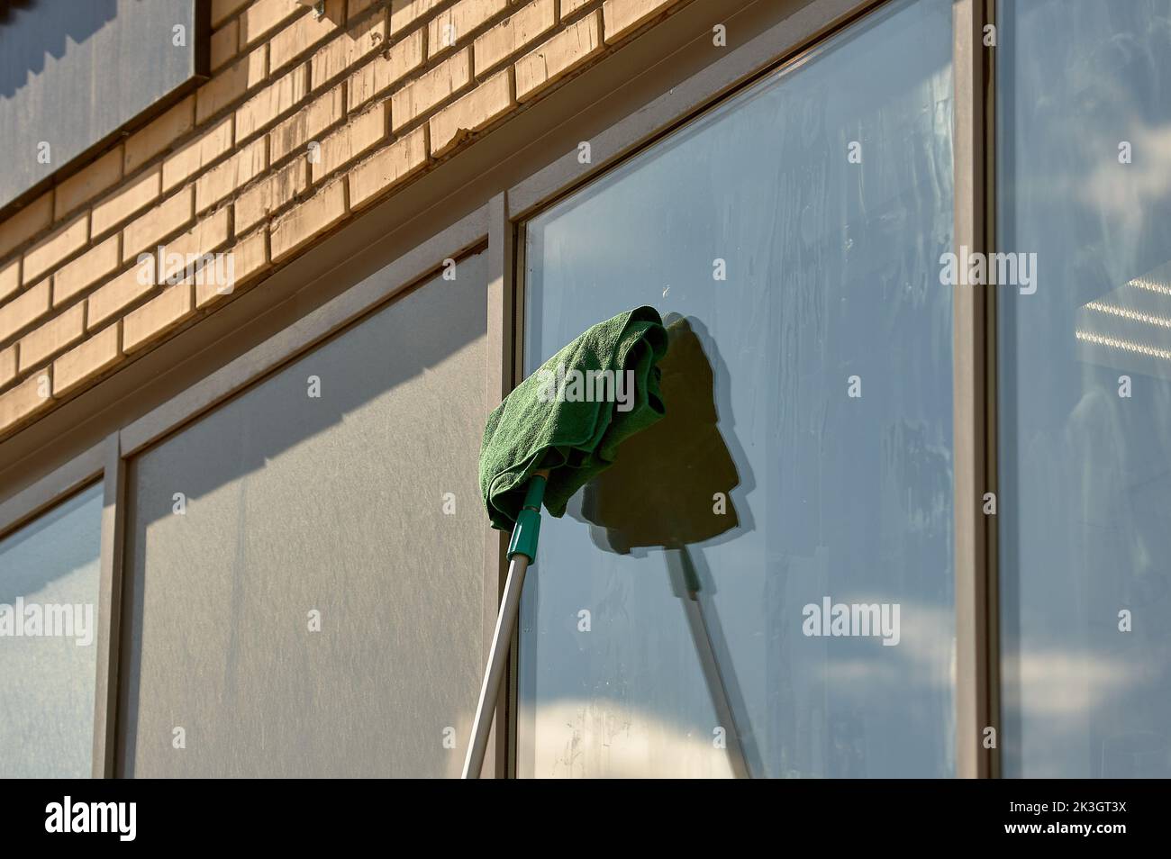 Fensterwäsche, Waschen eines Straßenladens Fenster Stockfoto