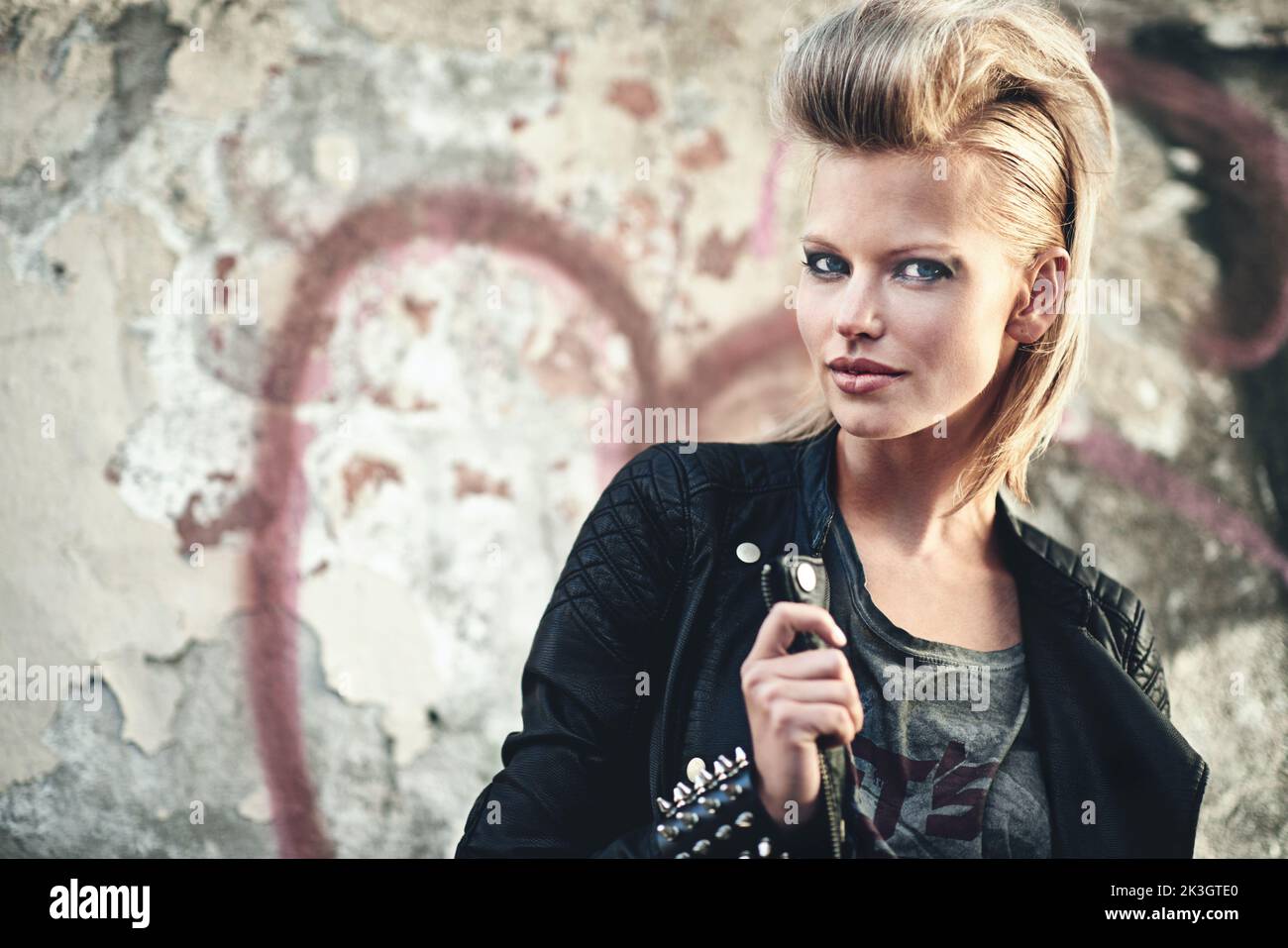 Rockin diesem Stil. Beschnittenes Porträt einer kantigen jungen Frau in einer urbanen Umgebung. Stockfoto